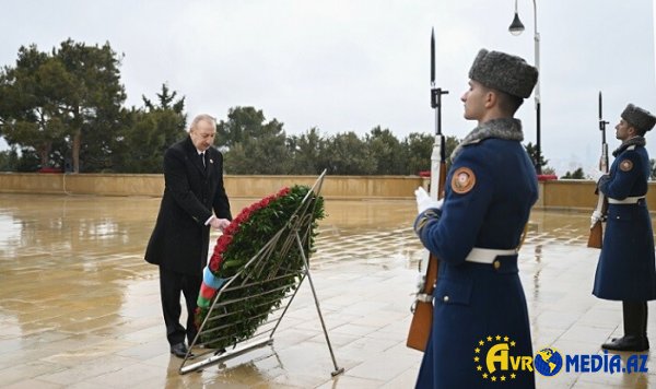 İlham Əliyev Şəhidlər Xiyabanını ziyarət edib