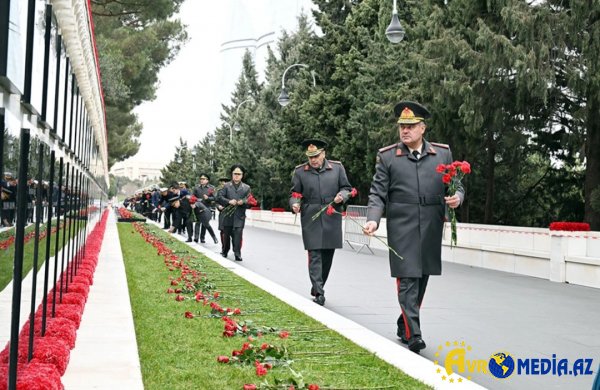 Müdafiə Nazirliyinin rəhbərliyi Şəhidlər xiyabanını ziyarət edib