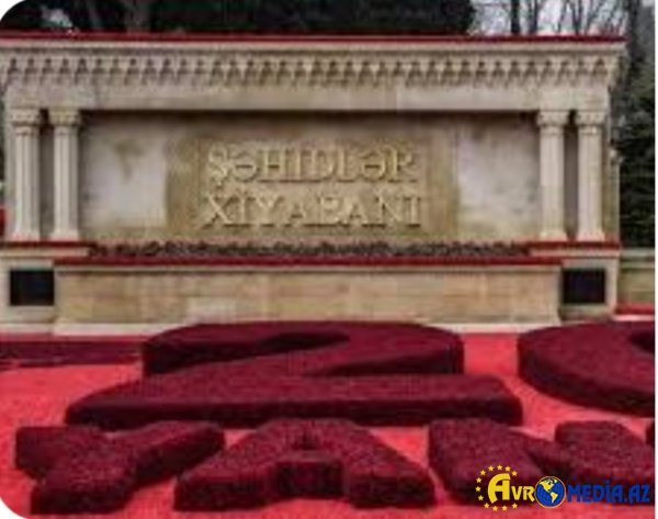 Azərbaycan xalqı 20 Yanvar şəhidlərinin məzarlarını ziyarət edir