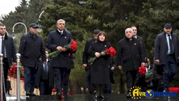 Baş nazir, spiker və PA rəhbəri Şəhidlər xiyabanını ziyarət etdilər