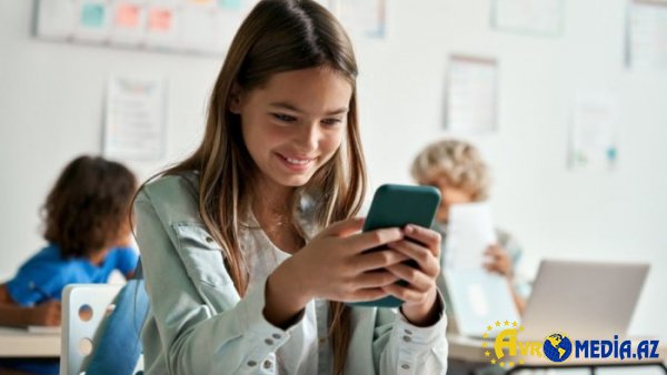 Bu ölkədə məktəblərdə müəllimlərə də telefon qadağası qoyulur.