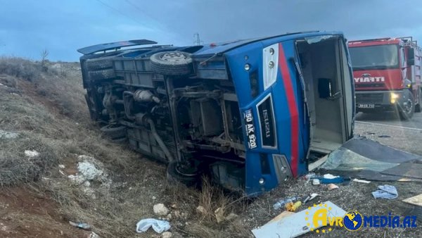 İstanbulda məhbusları daşıyan avtomobil aşdı.