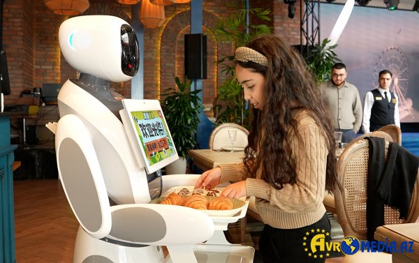 “Azera Holdinq” restoran sektoruna robot ofisiant texnologiyasını gətirdi