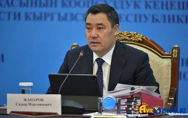 Japarov 3 naziri istefaya göndərdi