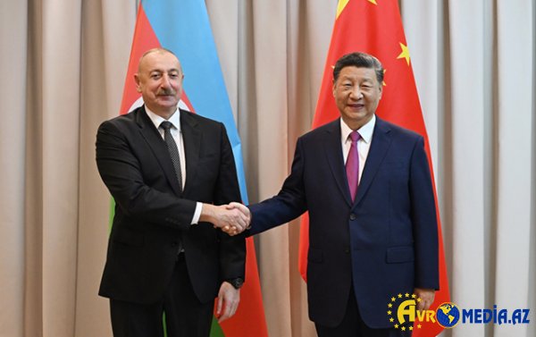 İlham Əliyev Si Cinpini təbrik etdi.