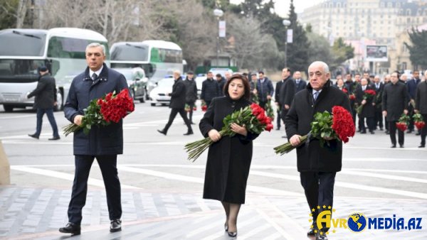 Dövlət və hökumət rəsmiləri Xocalı soyqırımı abidəsini ziyarət etdilər