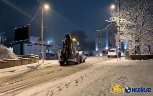 Şuşaya qar yağıb.