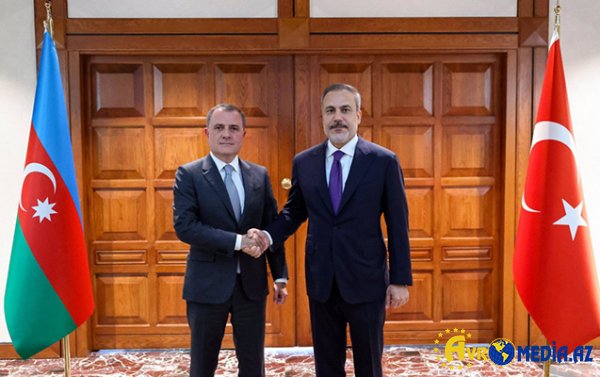 Hakan Fidan Ceyhun Bayramova zəng etdi