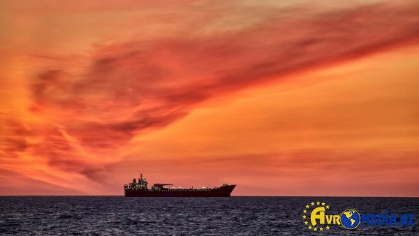 İran Fars körfəzində neft tankerinə hücum etdi