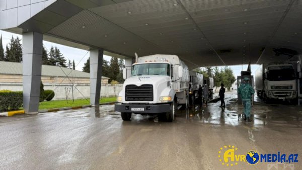 Humanitar yük aparan maşınlar sərhədi keçdi