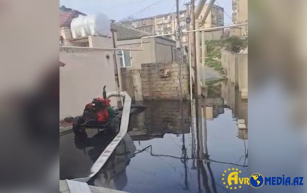 Xətaidə kanalizasiya çökdü, evləri su basdı