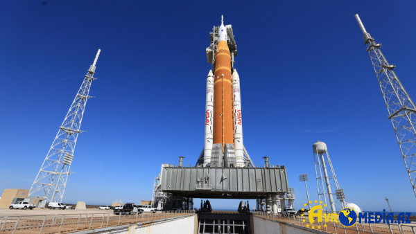 NASA Ay missiyası üçün raketi start meydançasına çıxarıb