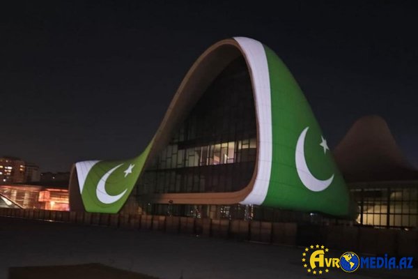 Heydər Əliyev Mərkəzinin binası üzərinə Pakistan bayrağı proyeksiya olunub