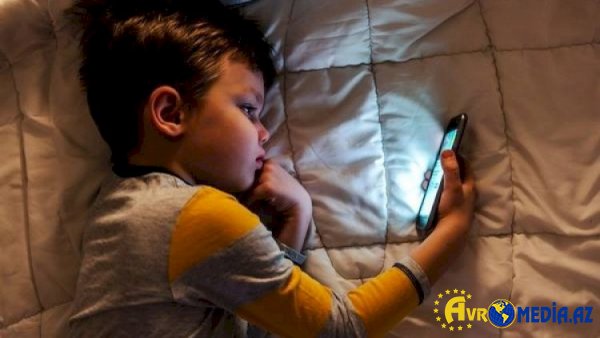 Bu yaşda olanların ağıllı telefon istifadəsinə qadağa qoyulacaq