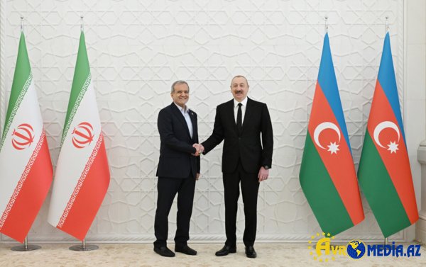 Pezeşkian İlham Əliyevə zəng etdi.