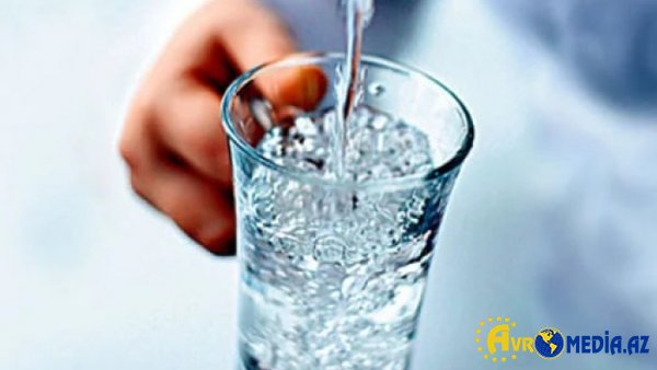 Yeməklə birlikdə su içənlərə xəbərdarlıq