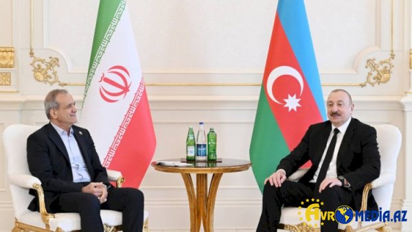 İlham Əliyev Məsud Pezeşkiana zəng etdi.