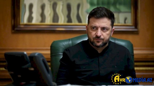 Zelenski mühüm sənədi imzaladı.