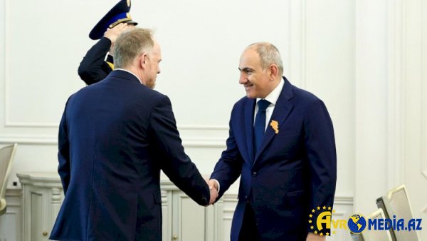 Paşinyan NATO rəsmisini qəbul etdi..