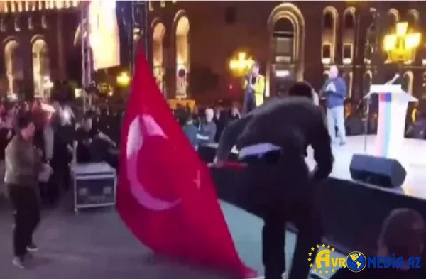İrəvanda Türkiyə bayrağı yandırılıb.