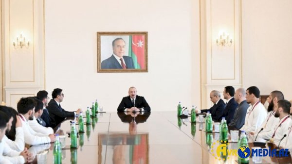 Prezident çempionları qəbul etdi