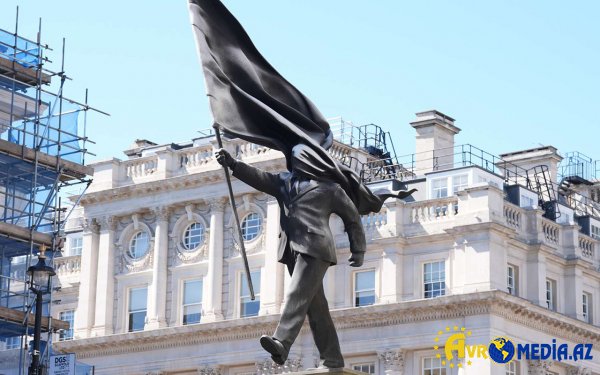 Bu dəfə Londonda heykəl ucaltdı
