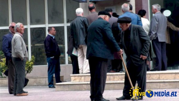 Bayrama görə pensiyalar tez veriləcək?