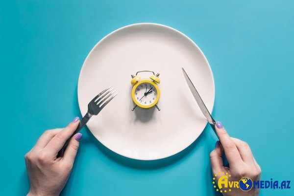 12 saat ac qalanda bədəndə nə baş verir?
