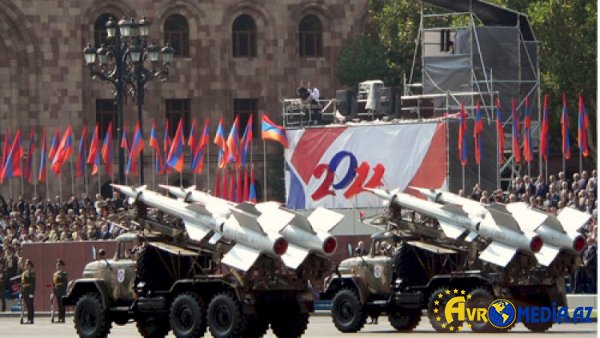 Nazirlik paraddan əvvəl çəkilişi qadağan etdi.