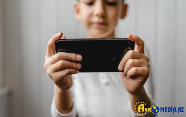 Bu ölkədə ibtidai məktəblərdə telefon istifadəsi qadağan edildi