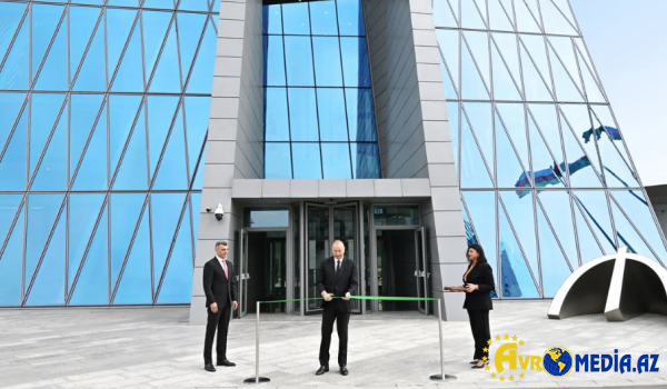 İlham Əliyev Mərkəzi Bankın yeni binasının açılışında iştirak edib