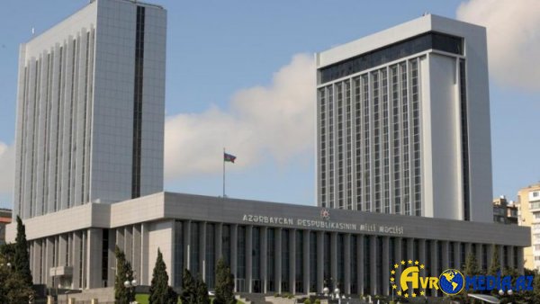 Deputatlar vacib məsələlərin müzakirəsi üçün toplanır.