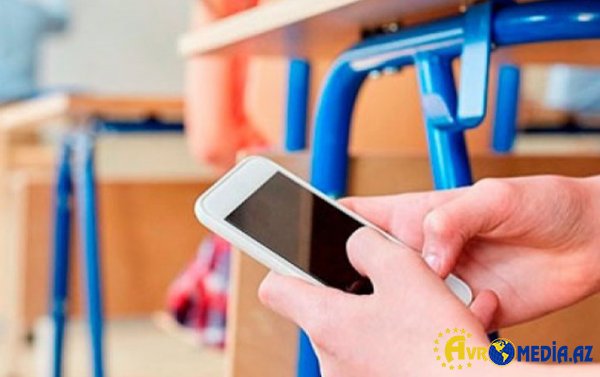 Məktəblərdə dərs vaxtı telefondan istifadə qadağan edildi