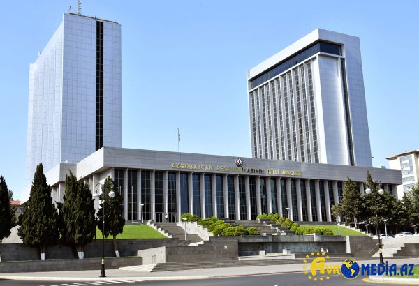 Parlament işçilərlə bağlı yeni qaydaları ilk oxunuşda təsdiqlədi