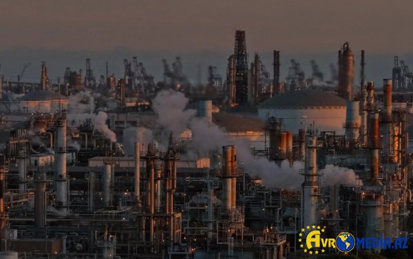 Geosiyasi gərginlik fonunda neft qiymətləri yüksəldi