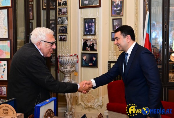 Nazir Anarla görüşmək üçün Yazıçılar Birliyinə getdi